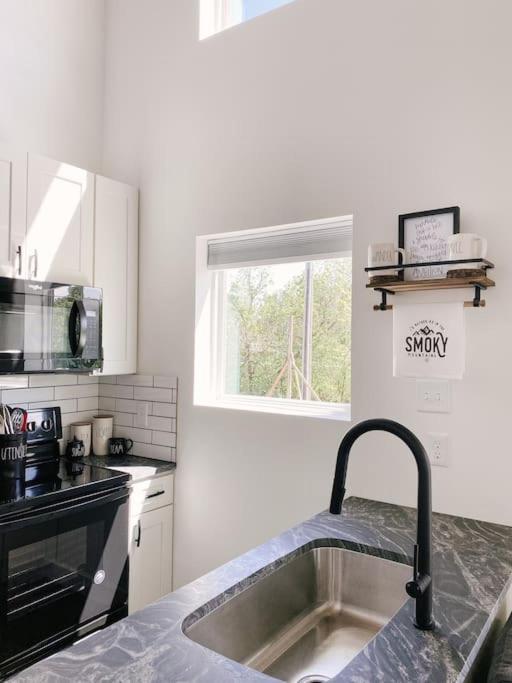 Апартаменти Modern Smoky Mountain Tiny House Піджен-Фордж Екстер'єр фото